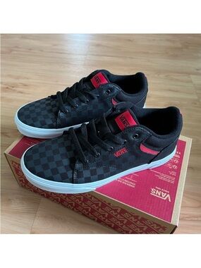 Vans Seldan Checkerboard
Black Shoes Kids 6.0 US
Women 7.5 US